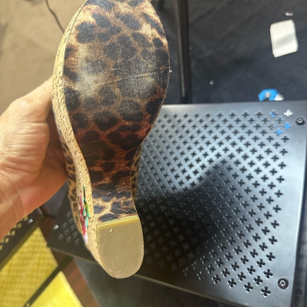 331. Pre-owned Size 10 Betsey Johnson Brown Wedge Platform Shoes