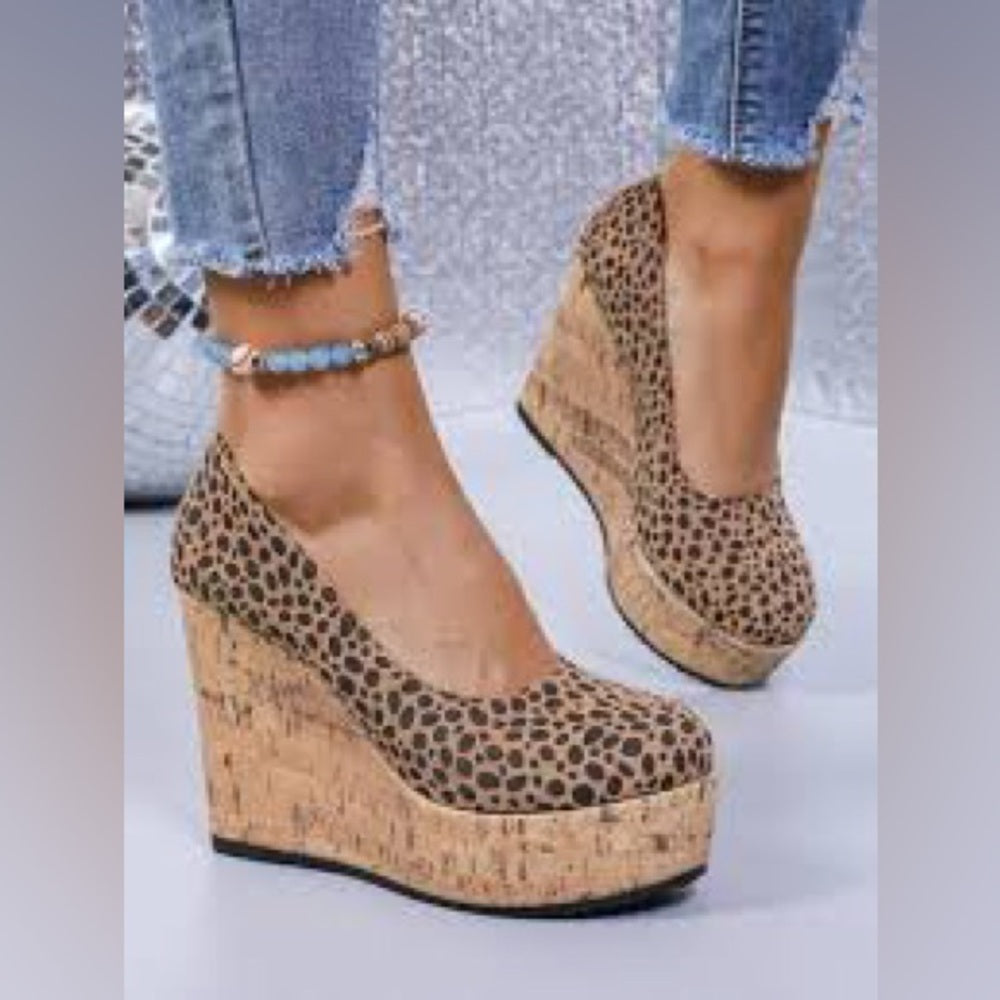 331. Pre-owned Size 10 Betsey Johnson Brown Wedge Platform Shoes