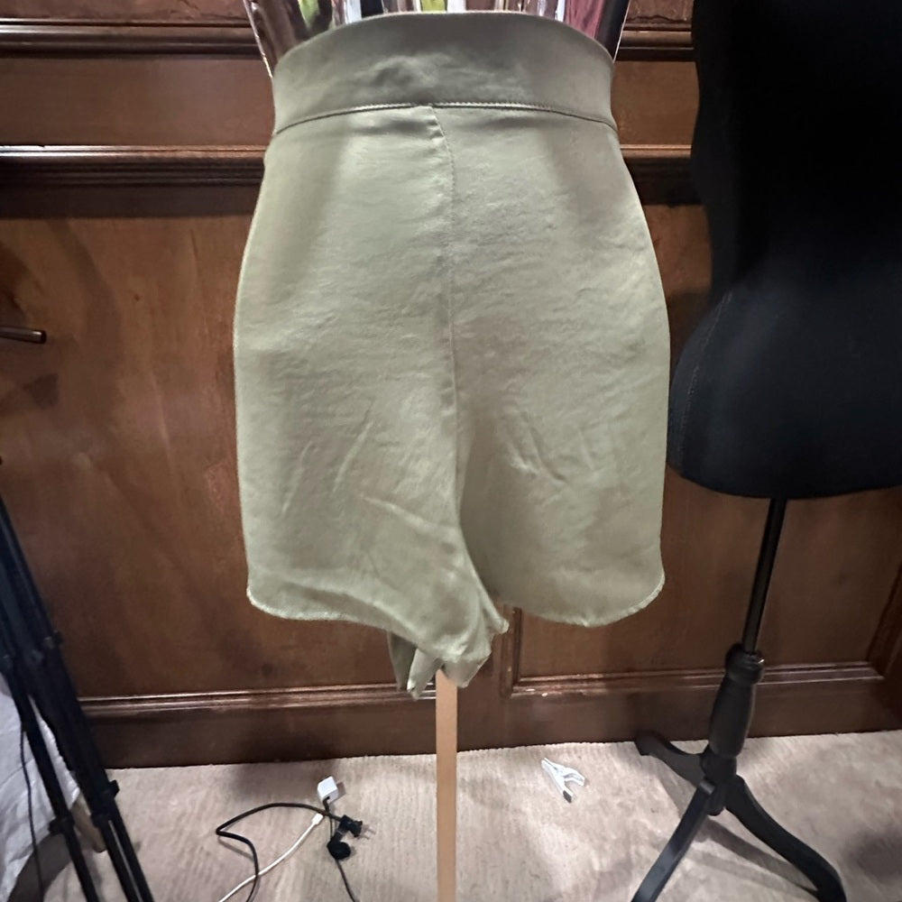 NWT SIZE M Lulu's Olive High-Waisted Shorts