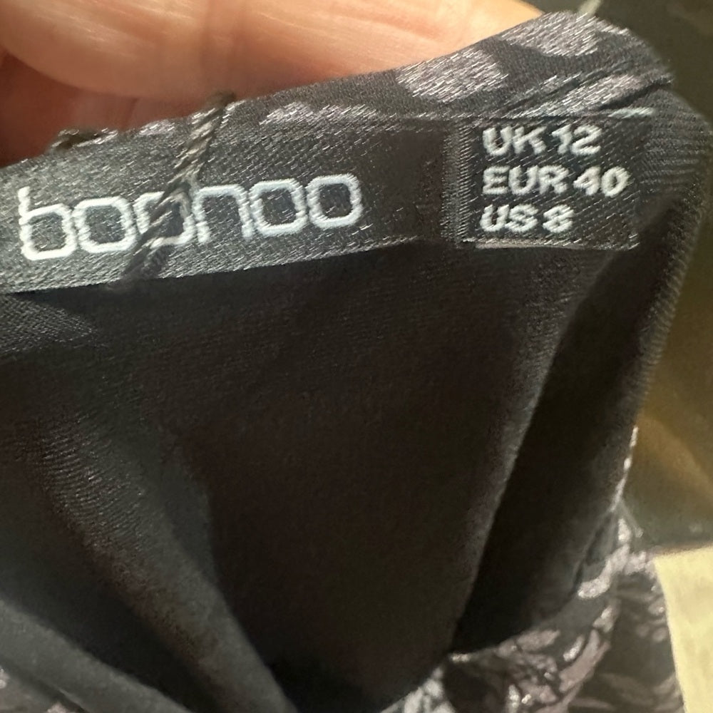 NWT SIZE 8 Boohoo Elegant Black and Cream Patterned Long Sleeve Dress