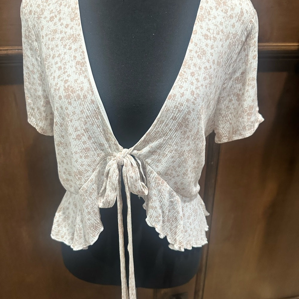 SIZE L Sadie & Sage Floral Tie-Front Crop Top