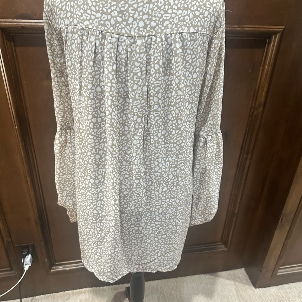 NWOT SIZE M By Together Cream Patterned Blouse