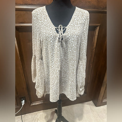 NWOT SIZE M By Together Cream Patterned Blouse