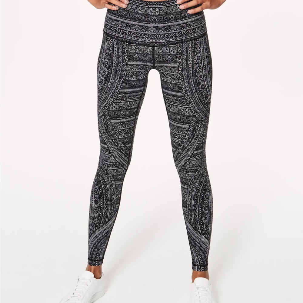 SIZE 12 Lululemon Athletica Black and Gray Swirl Leggings