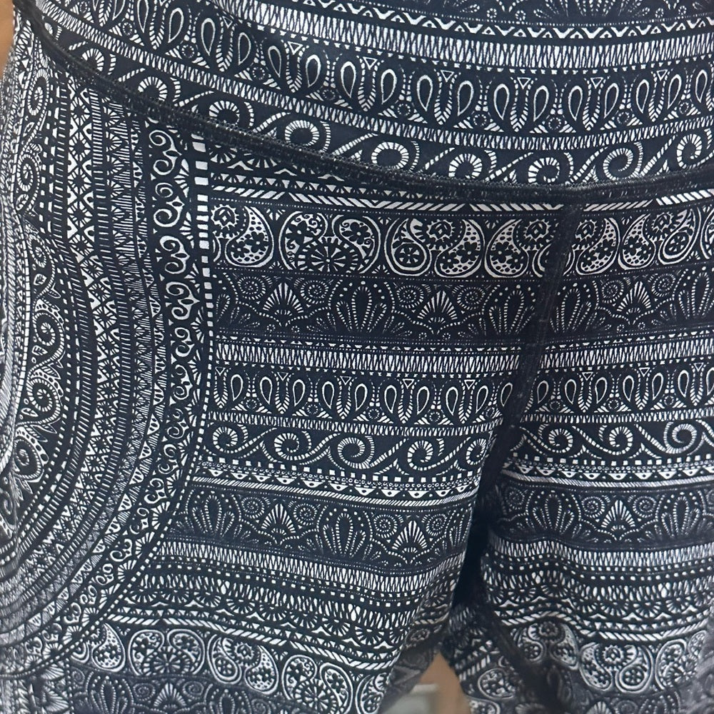 SIZE 12 Lululemon Athletica Black and Gray Swirl Leggings
