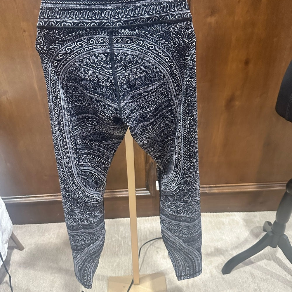 SIZE 12 Lululemon Athletica Black and Gray Swirl Leggings