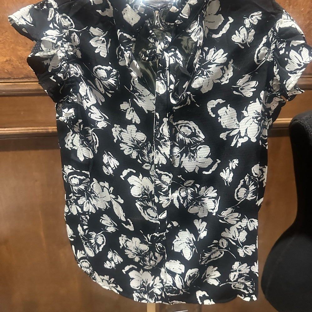 NWT SIZE M Elegant Floral Ruffle Blouse