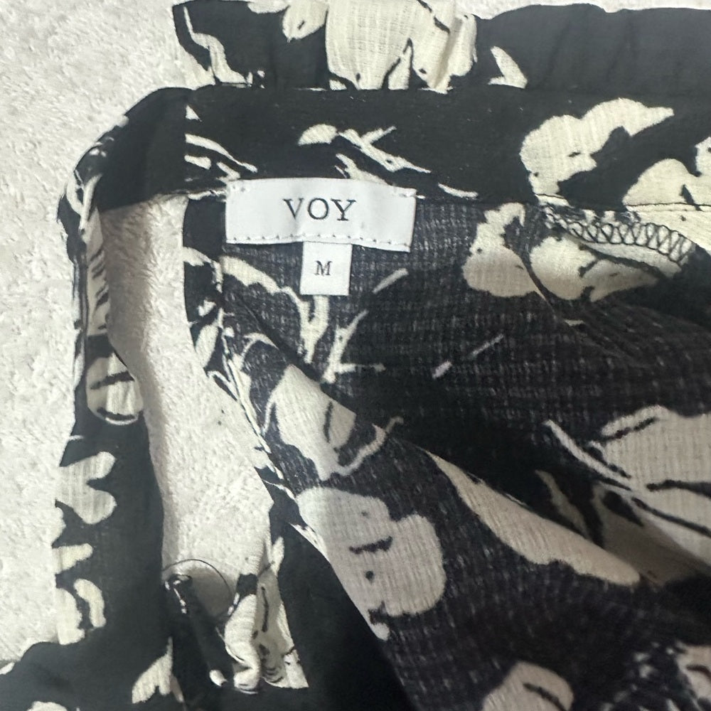 NWT SIZE M Elegant Floral Ruffle Blouse