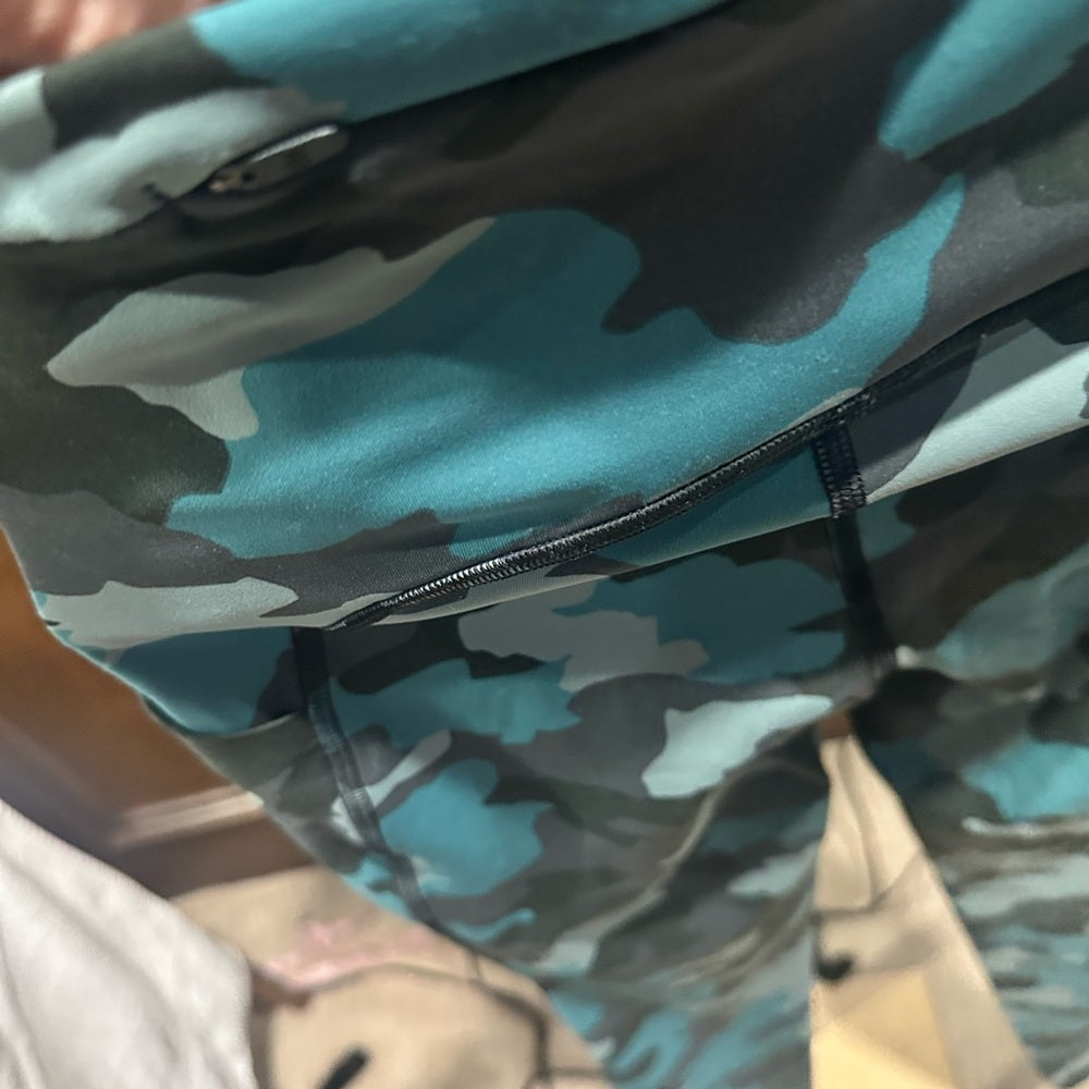 SIZE 4 lululemon athletica Blue and Gray Camouflage Leggings