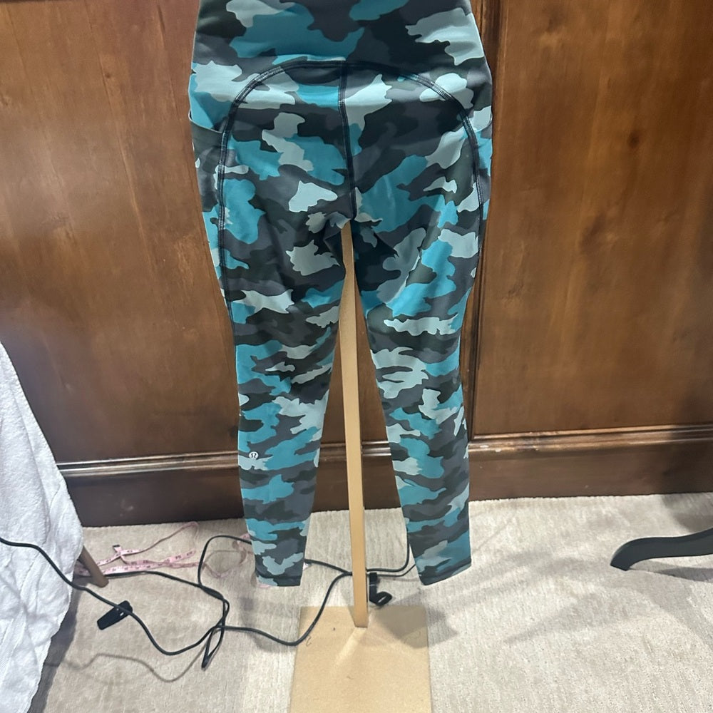 SIZE 4 lululemon athletica Blue and Gray Camouflage Leggings