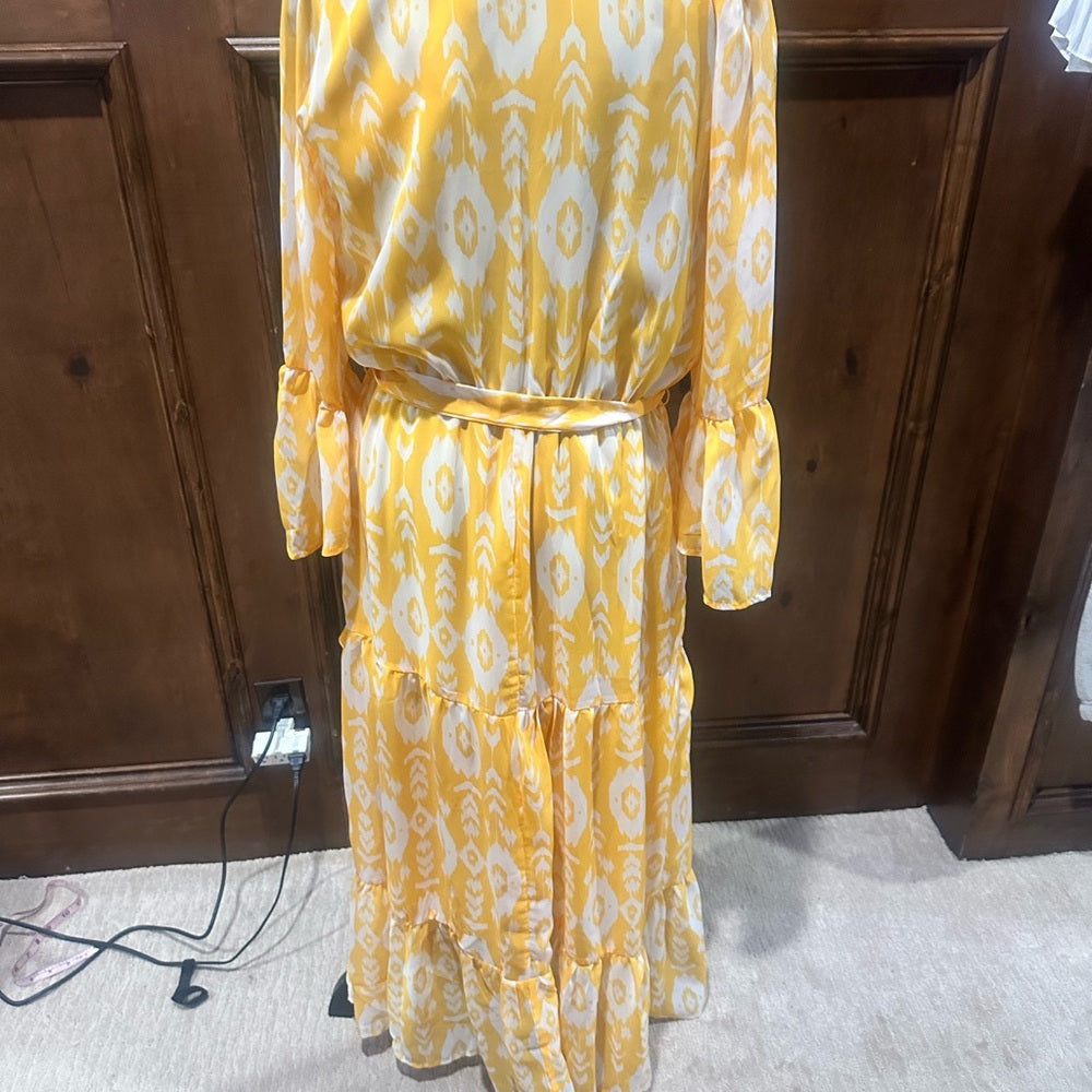 NWT SIZE M Chic Yellow Patterned Long Sleeve Dress