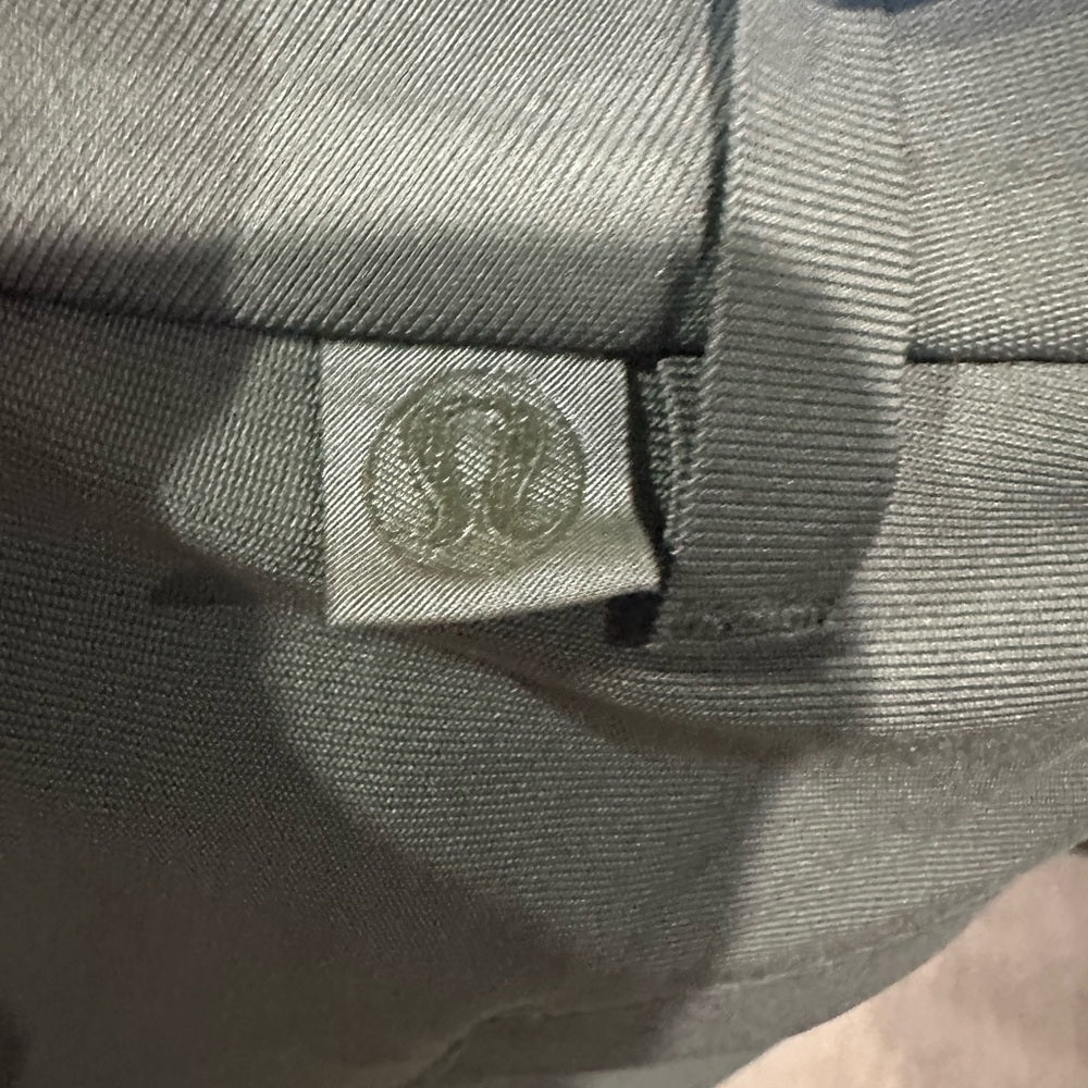 NWOT SIZE 33 Lululemon Athletica Men's Olive Flat Front Shorts