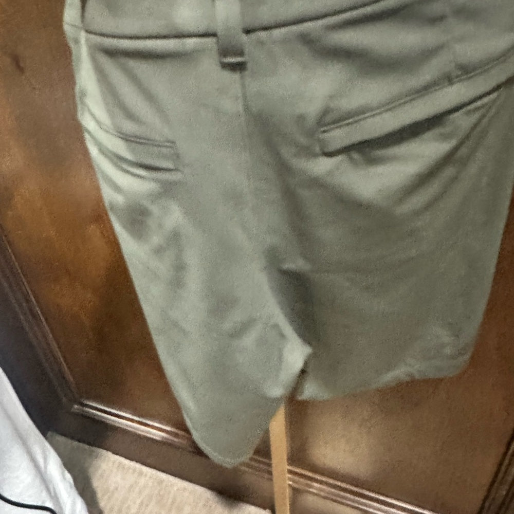 NWOT SIZE 33 Lululemon Athletica Men's Olive Flat Front Shorts