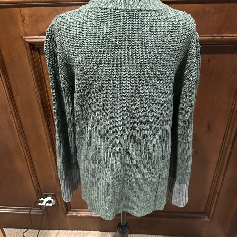 PRE-OWNED SIZE L/XL Splendid Olive and Gray Crew Neck Sweater