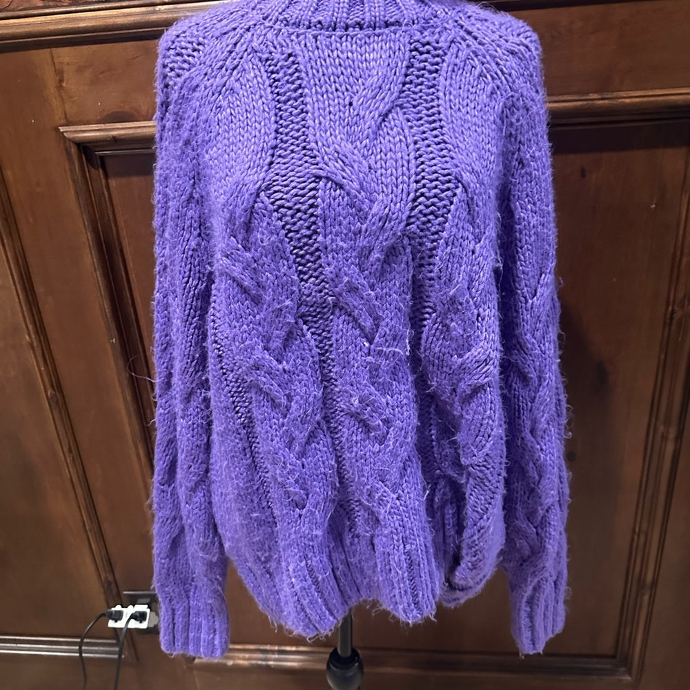 PRE-OWNED SIZE S/M Elegant Lavender Cable Knit Sweater