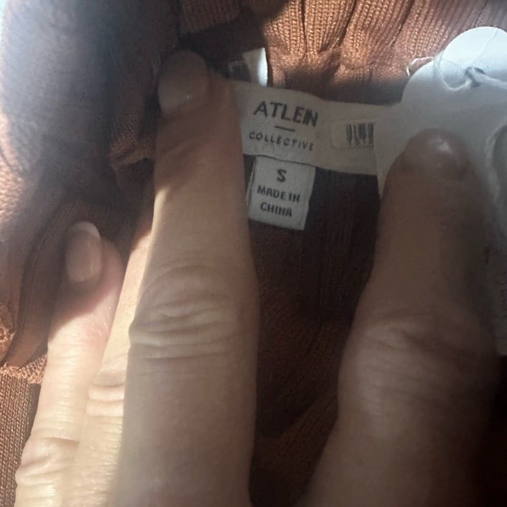 PRE-OWNED SIZE S will fit a medium Brown Ribbed Turtleneck Sweater