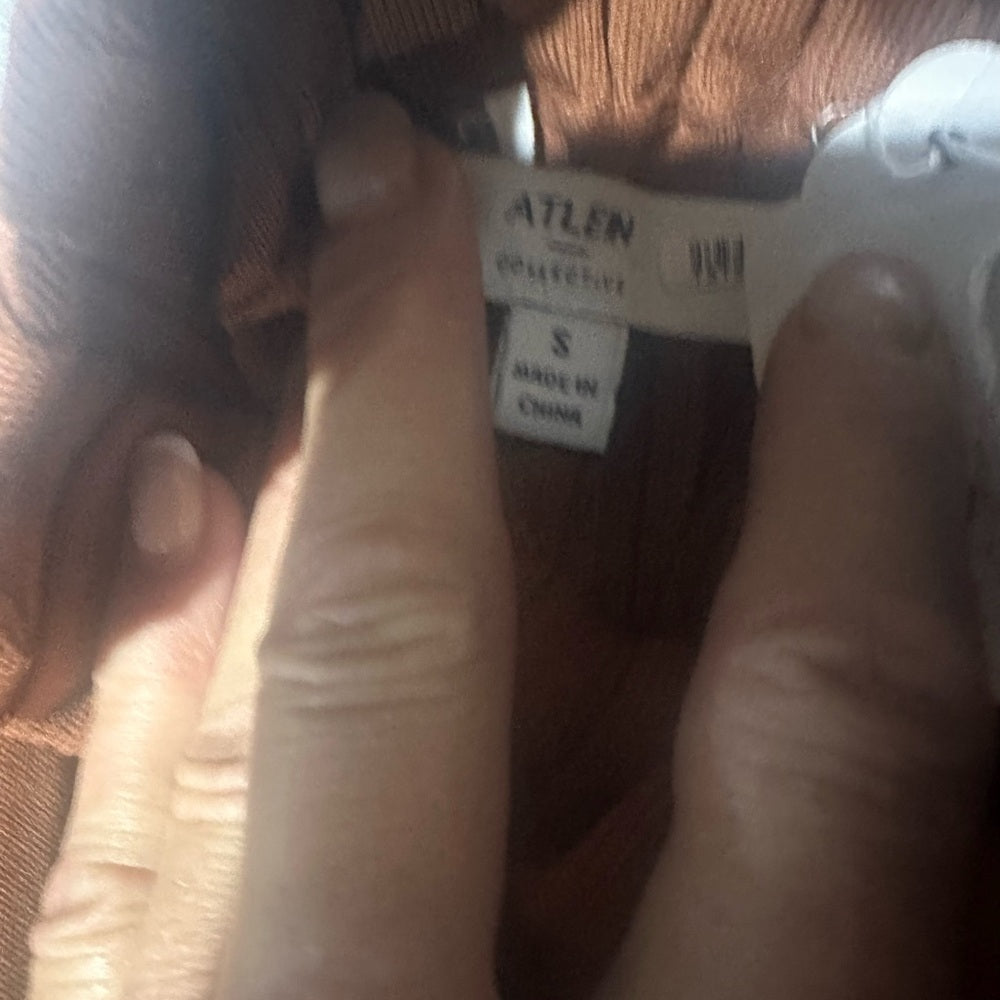 PRE-OWNED SIZE S will fit a medium Brown Ribbed Turtleneck Sweater