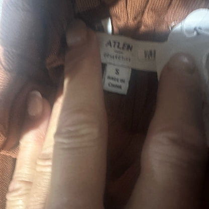 PRE-OWNED SIZE S will fit a medium Brown Ribbed Turtleneck Sweater