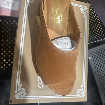 354. NEW SIZE 10 Sbicca Brown Mules with Brass Studs