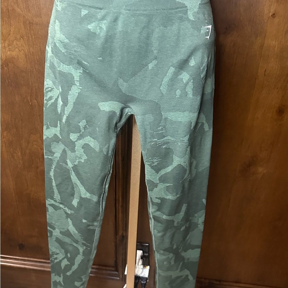 NWOT SIZE L Gymshark Green Camo Leggings