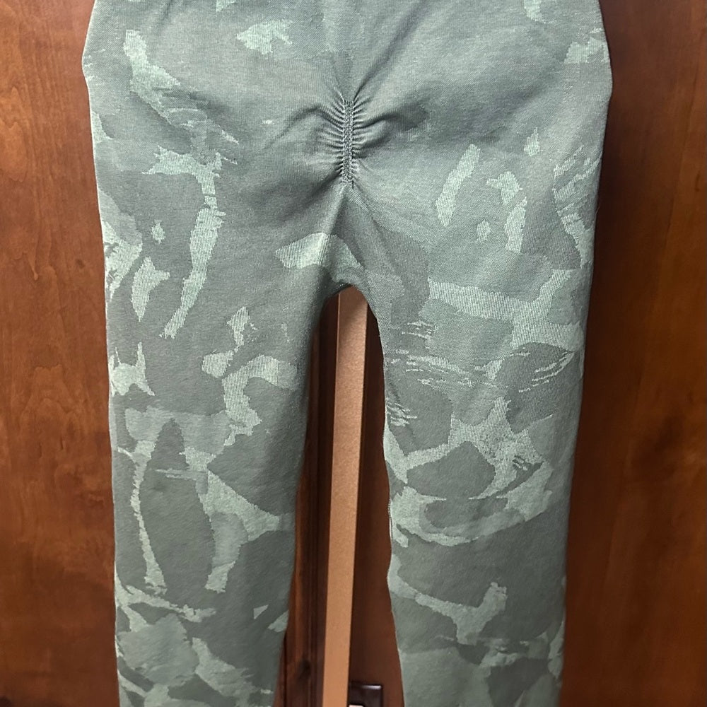 NWOT SIZE L Gymshark Green Camo Leggings