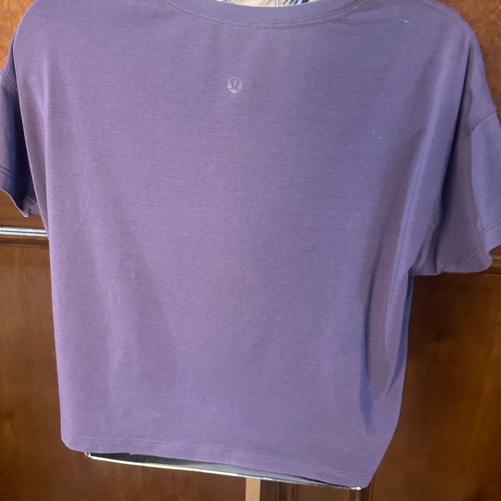 SIZE 4 Lululemon athletica Lavender Short Sleeve Top