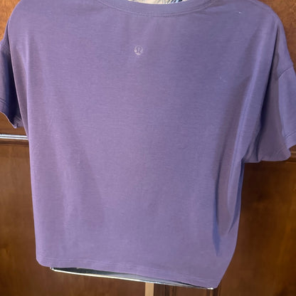 SIZE 4 Lululemon athletica Lavender Short Sleeve Top