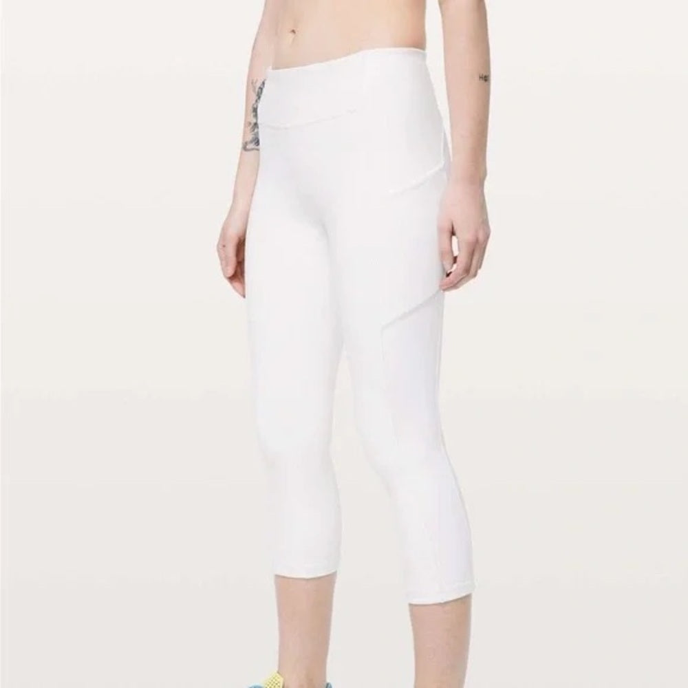SIZE 6Lululemon Athletica Crisp White Capris
