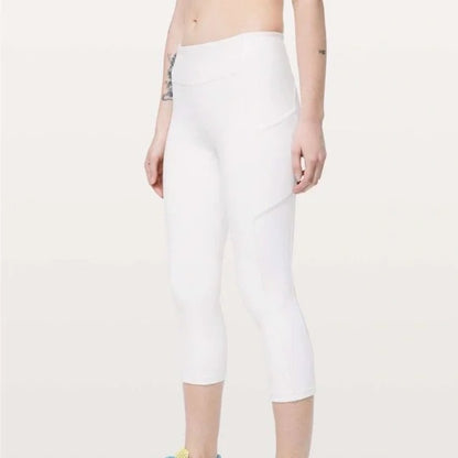 SIZE 6Lululemon Athletica Crisp White Capris