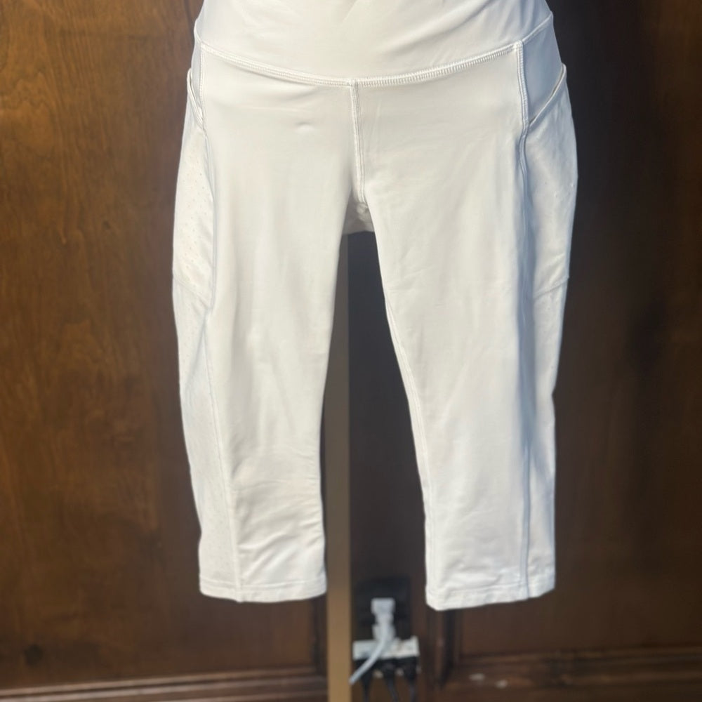 SIZE 6Lululemon Athletica Crisp White Capris