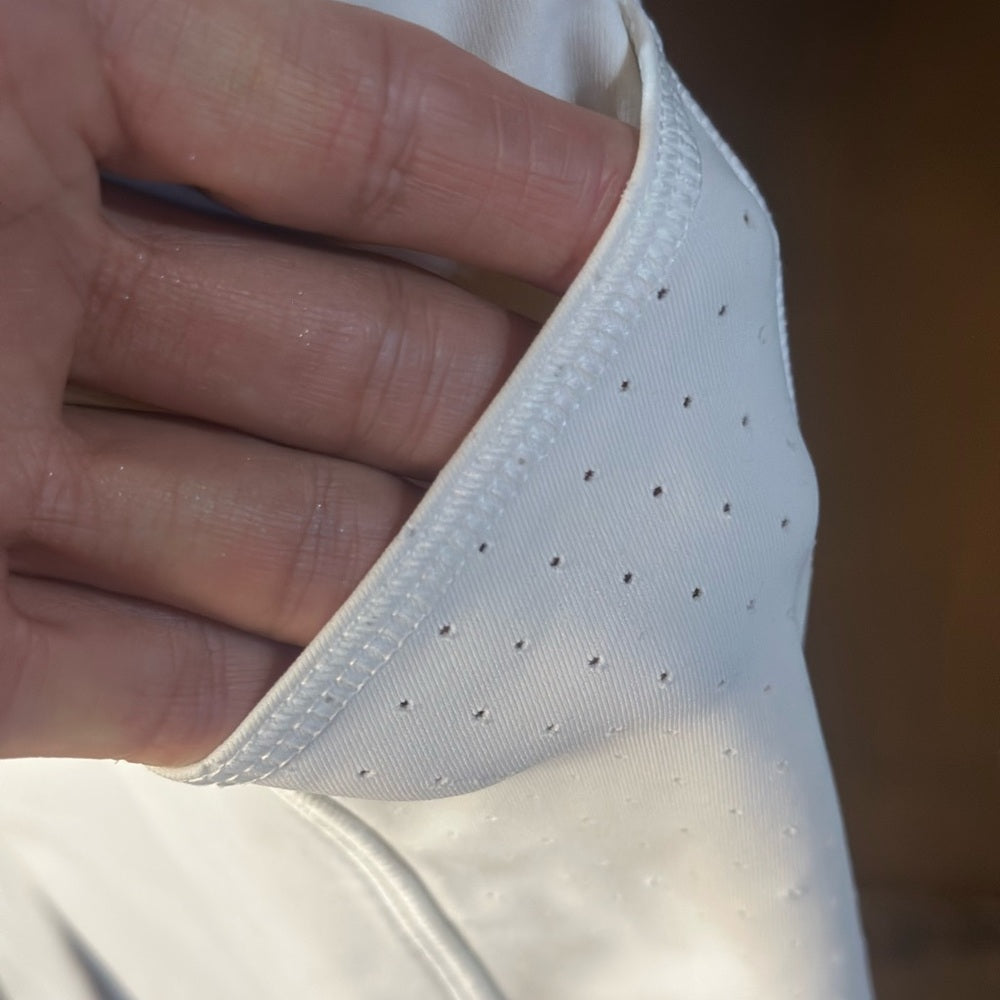 SIZE 6Lululemon Athletica Crisp White Capris