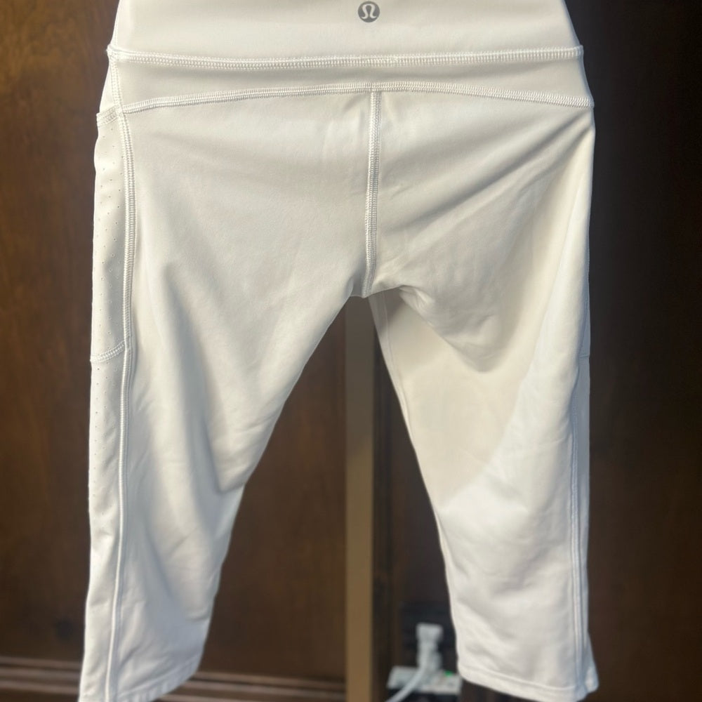 SIZE 6Lululemon Athletica Crisp White Capris
