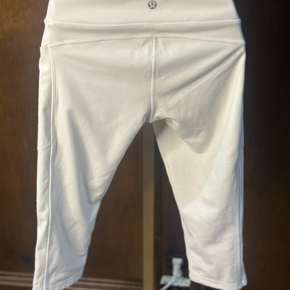 SIZE 6Lululemon Athletica Crisp White Capris