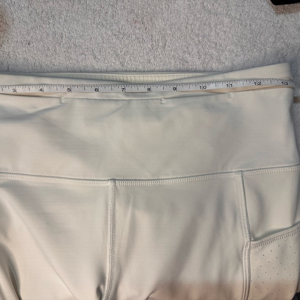 SIZE 6Lululemon Athletica Crisp White Capris