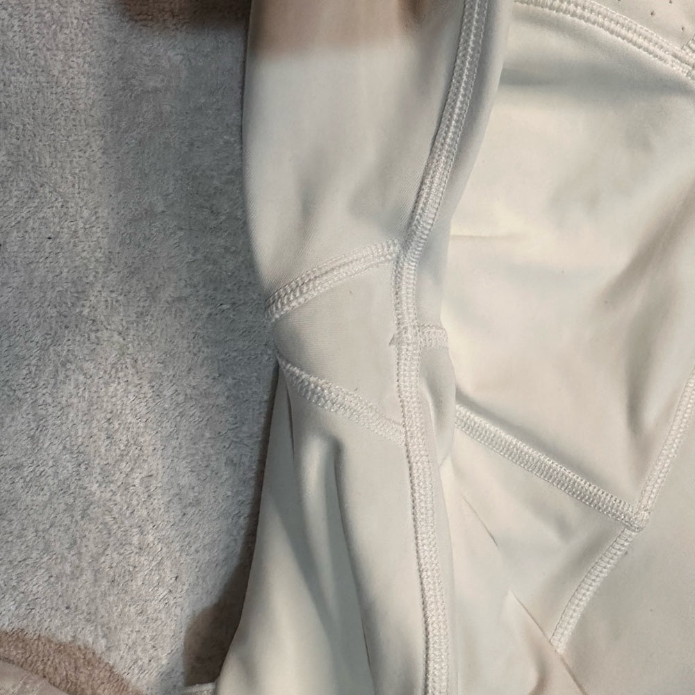 SIZE 6Lululemon Athletica Crisp White Capris