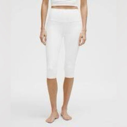 SIZE 6Lululemon Athletica Crisp White Capris