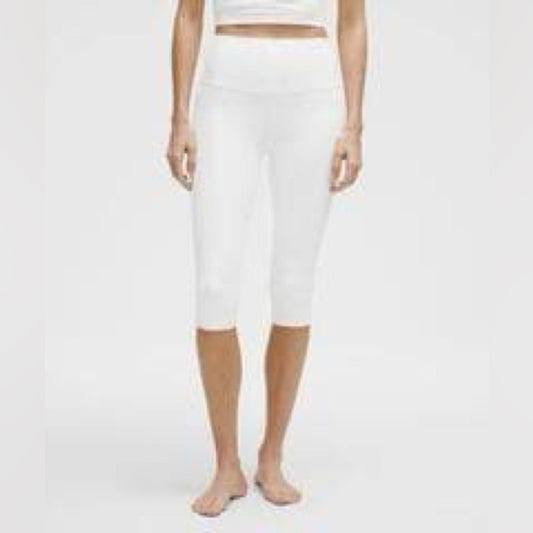 SIZE 6Lululemon Athletica Crisp White Capris