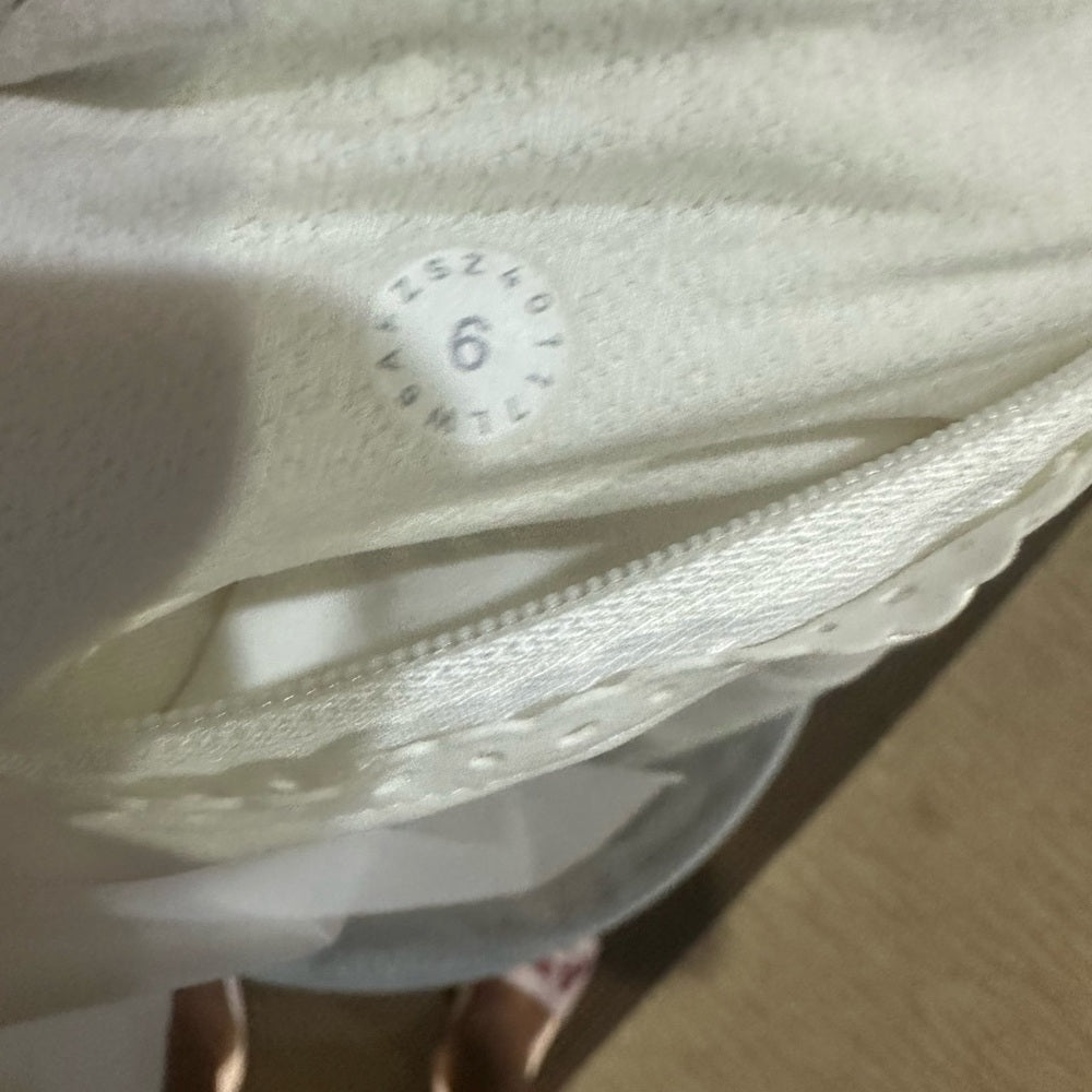 SIZE 6Lululemon Athletica Crisp White Capris