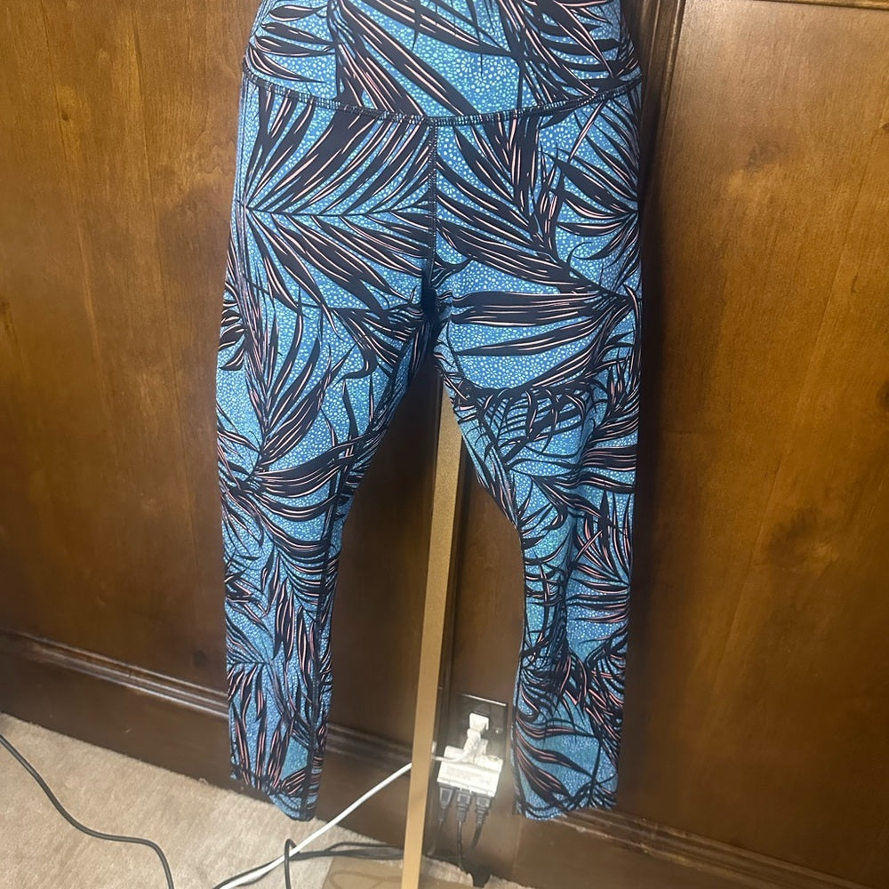 NWOT SIZE M/L Lululemon athletica Blue and Black Patterned Leggings