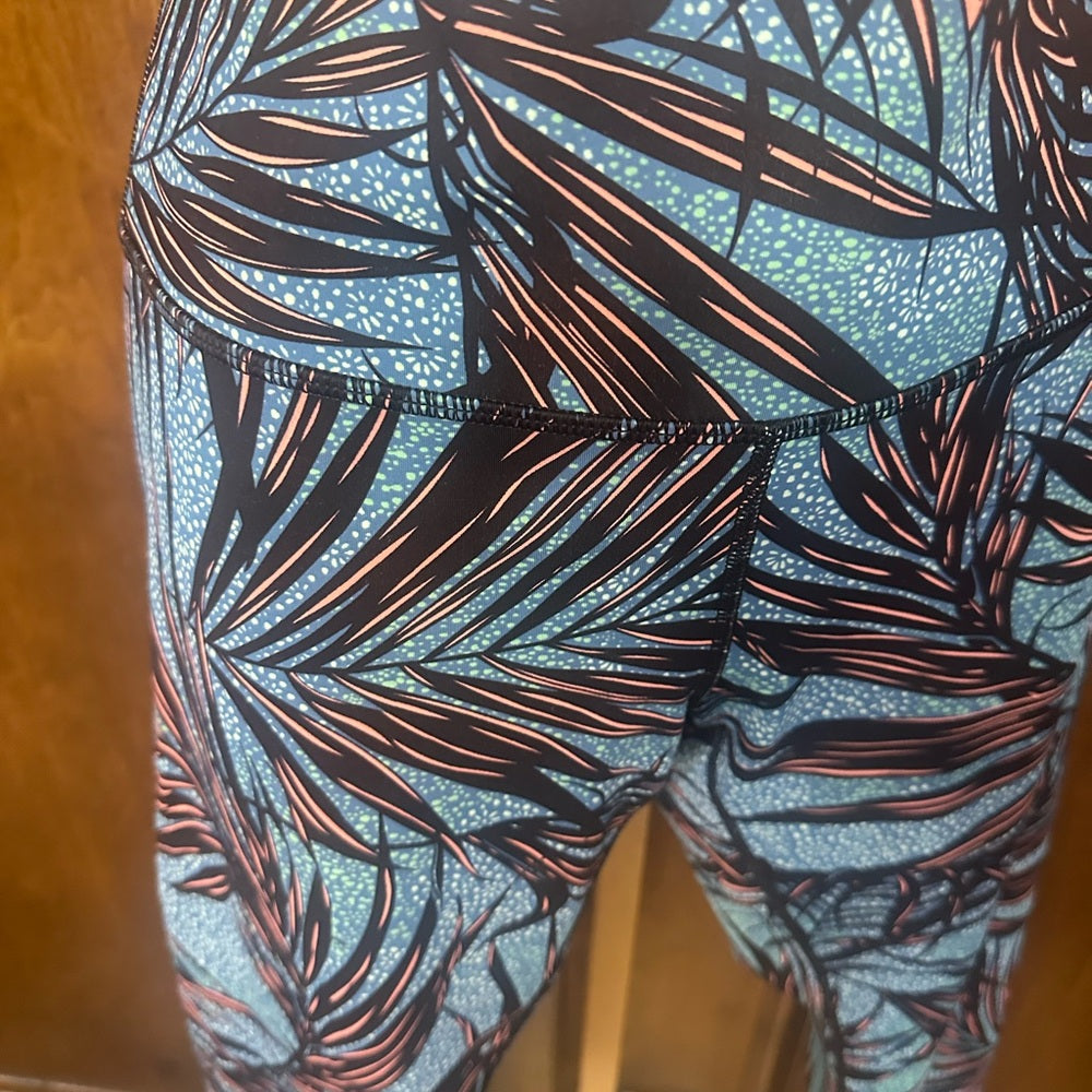 NWOT SIZE M/L Lululemon athletica Blue and Black Patterned Leggings