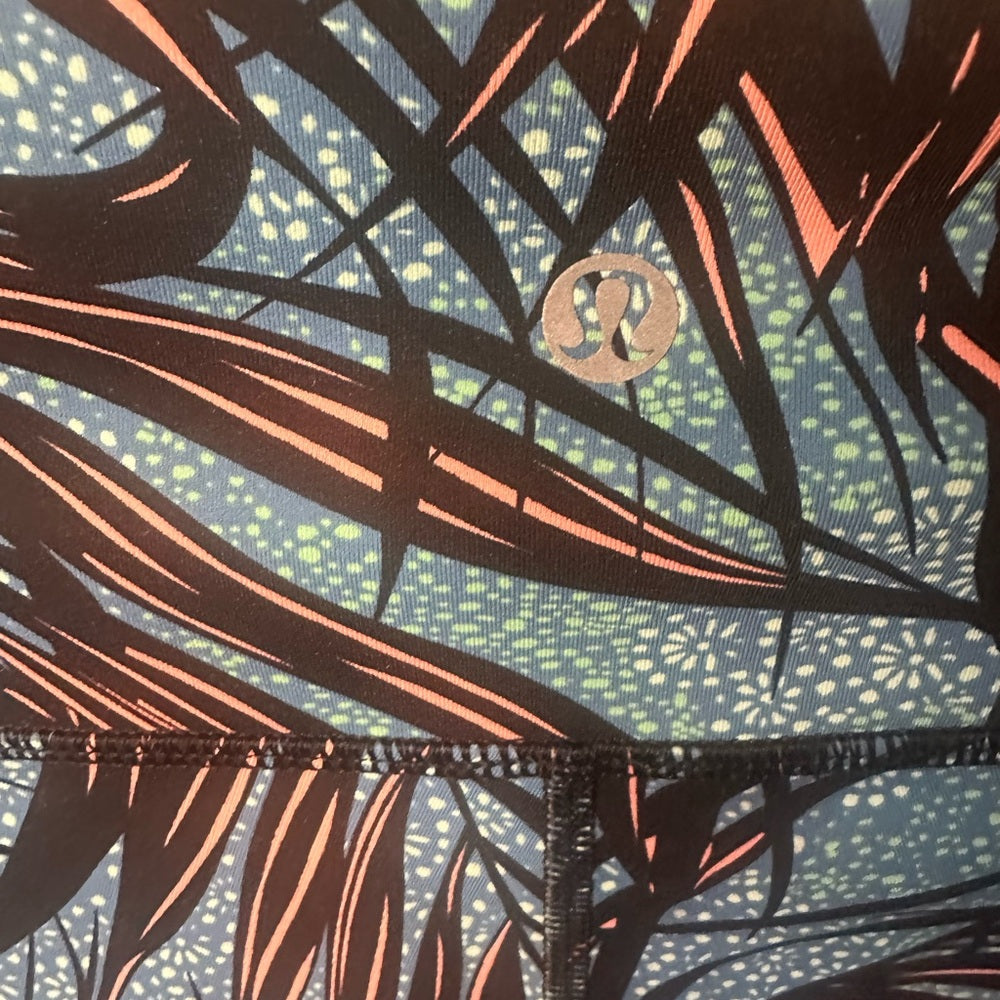 NWOT SIZE M/L Lululemon athletica Blue and Black Patterned Leggings