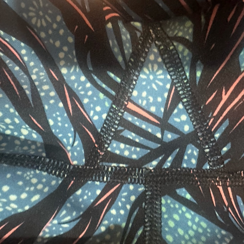 NWOT SIZE M/L Lululemon athletica Blue and Black Patterned Leggings