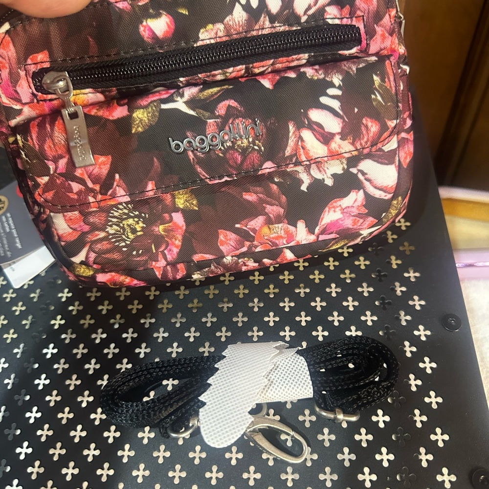NWT SIZE OS Baggallini Floral Crossbody Bag in Pink and Black