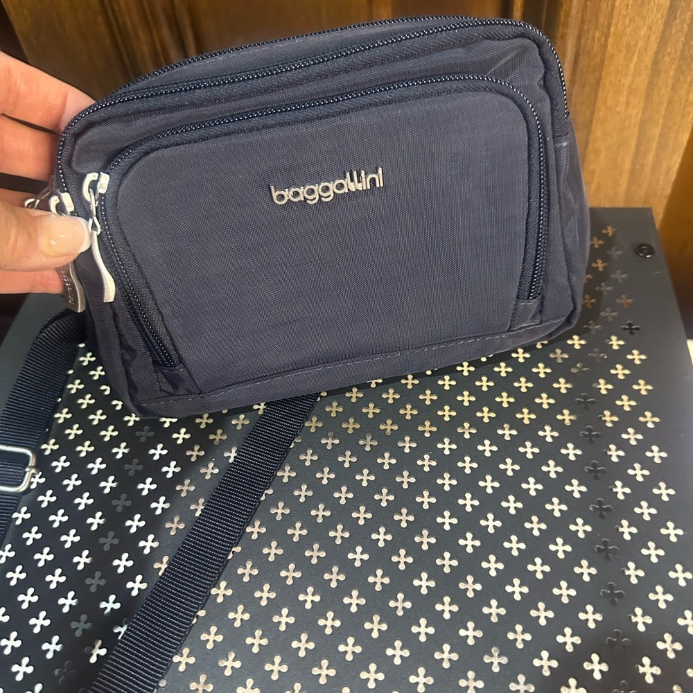 NWT SIZE OS Baggallini Black Messenger Bag