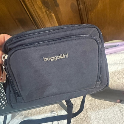 NWT SIZE OS Baggallini Black Messenger Bag