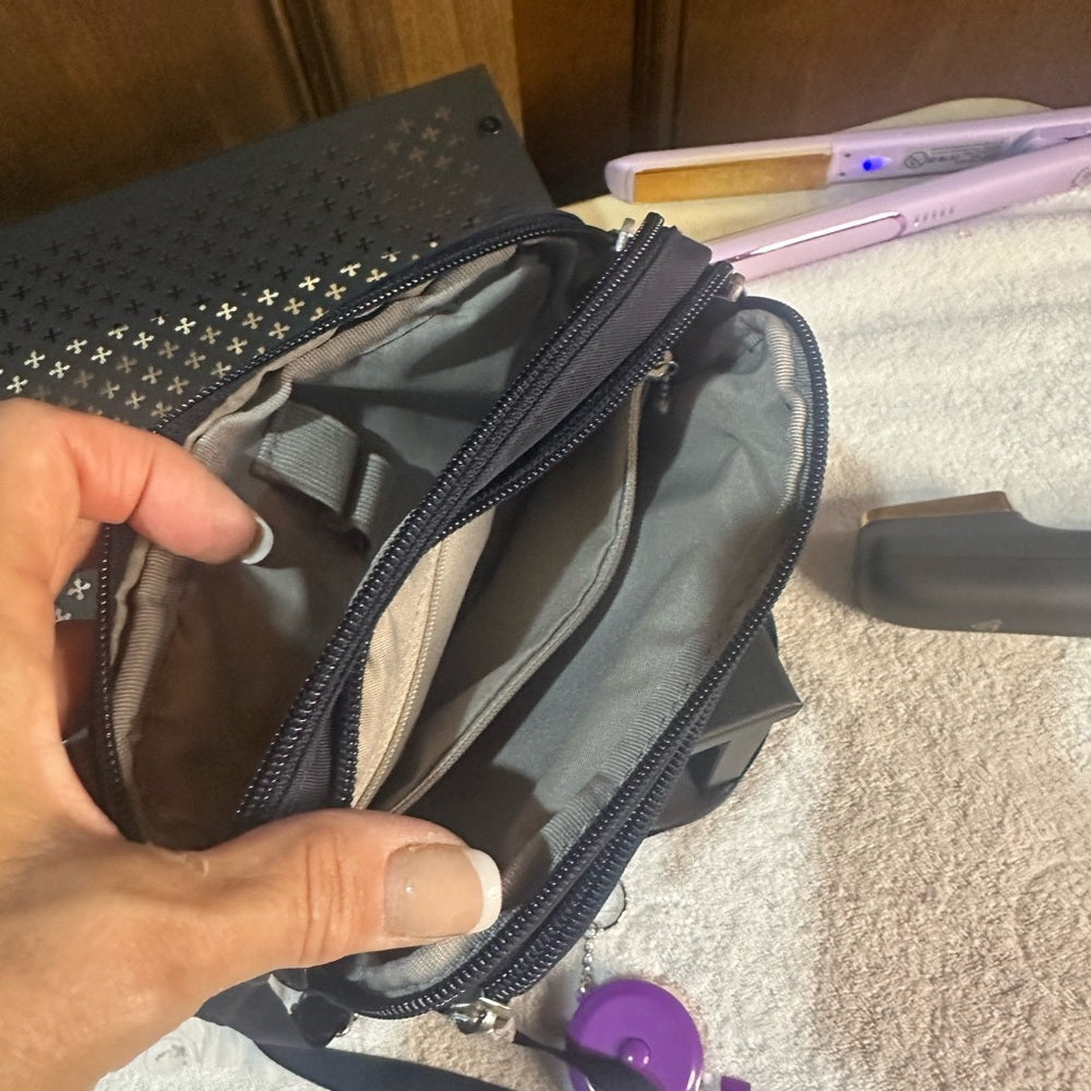 NWT SIZE OS Baggallini Black Messenger Bag