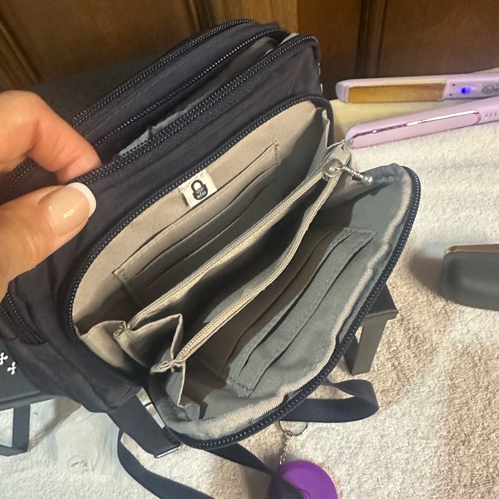 NWT SIZE OS Baggallini Black Messenger Bag