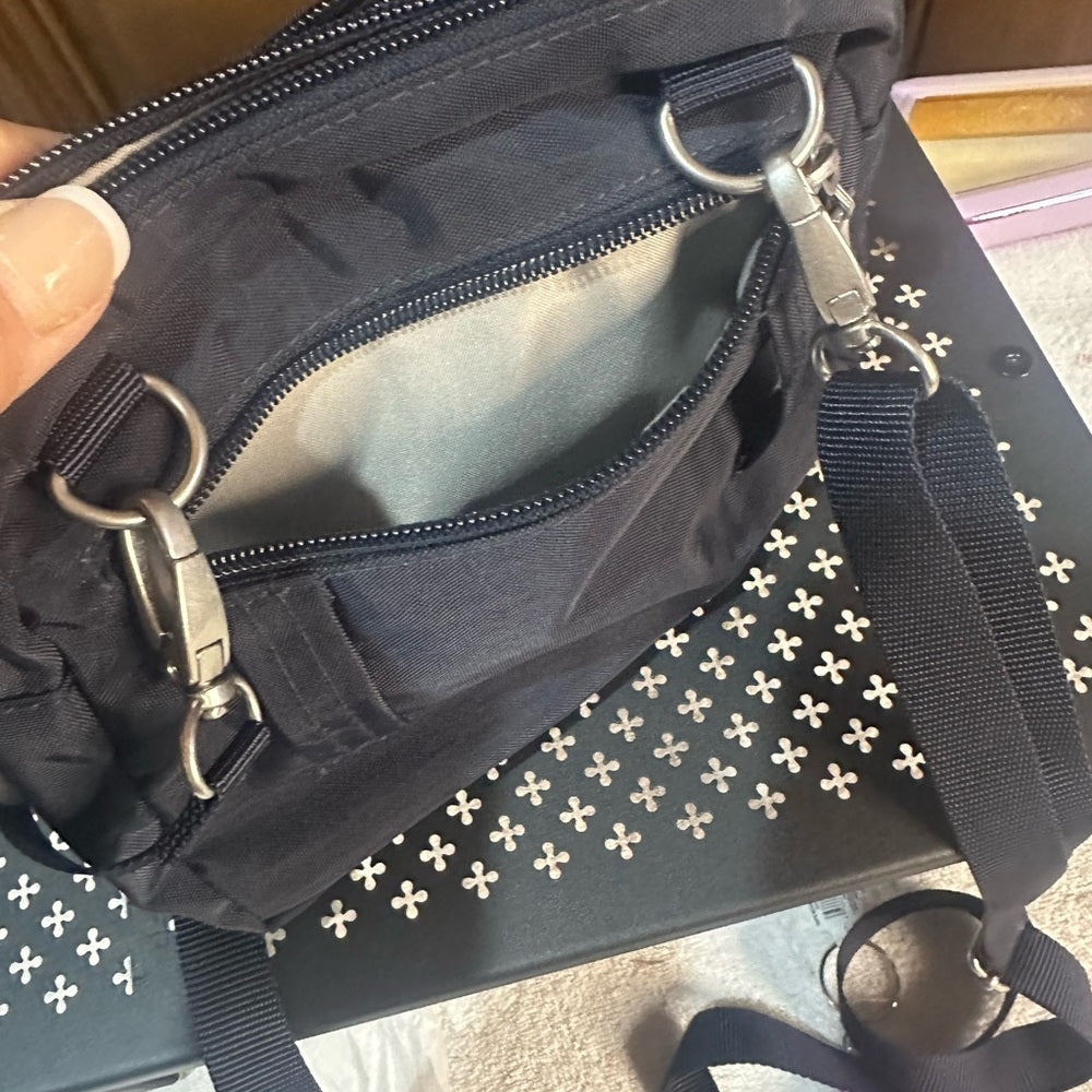 NWT SIZE OS Baggallini Black Messenger Bag