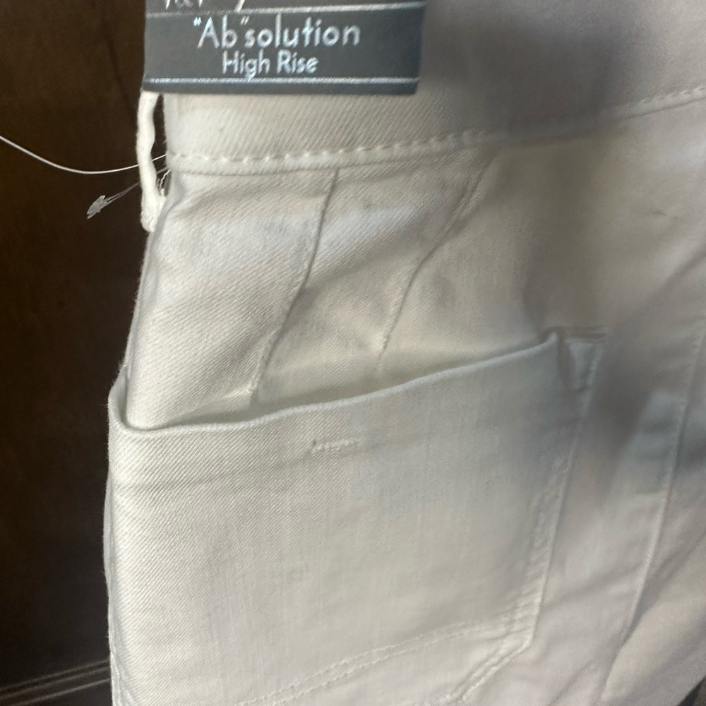 NWT SIZE S Wit & Wisdom Classic White Women's Bermudas