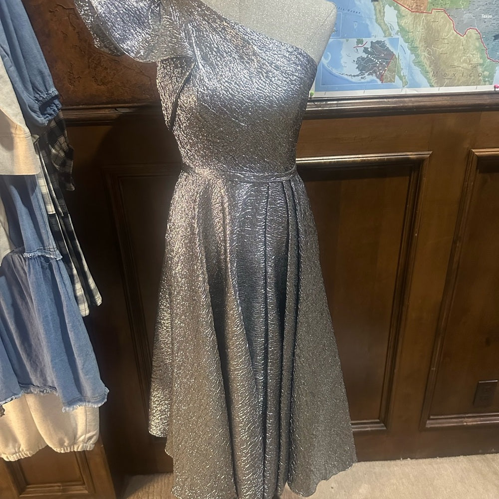 NWT SIZE 4 Mac Duggal Glittering One Shoulder Silver Dress